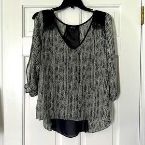Partial see-through open sleeve blouse. Great for any occasion. Size M